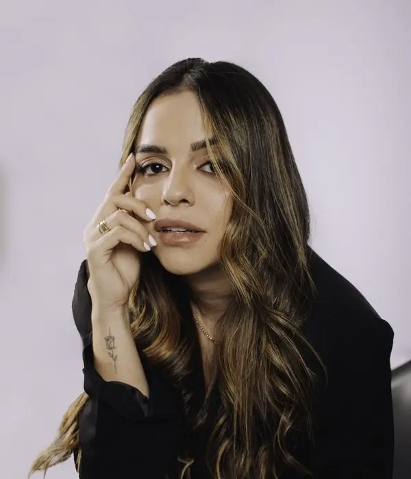 Sâmila in the studio, portrait